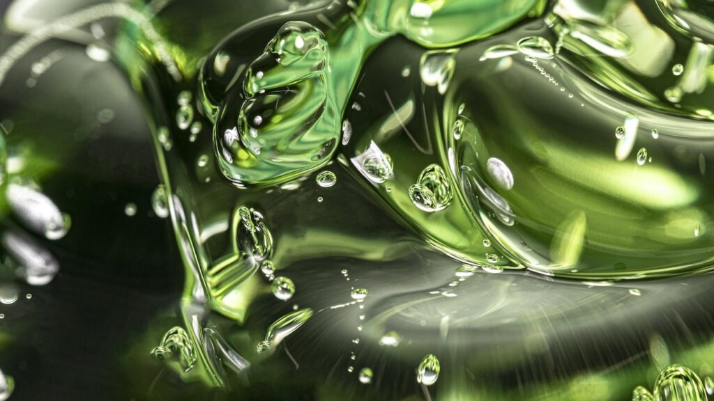 Lubricante o biocombustible verde con burbujas, concepto de energía limpia.